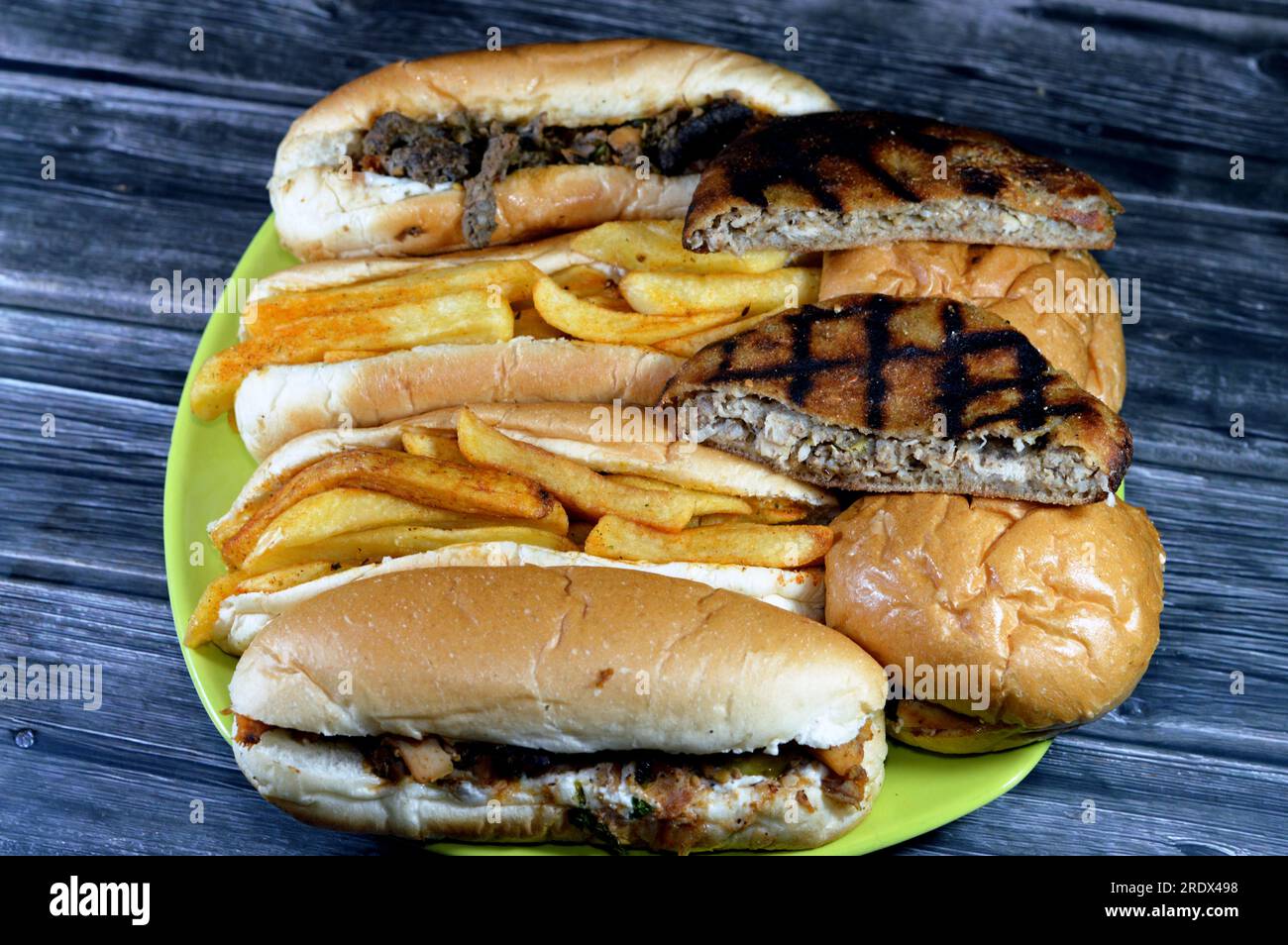 Verschiedene Sandwiches, Hähnchen- und Rindfleisch-Shawarma-Sandwiches ...