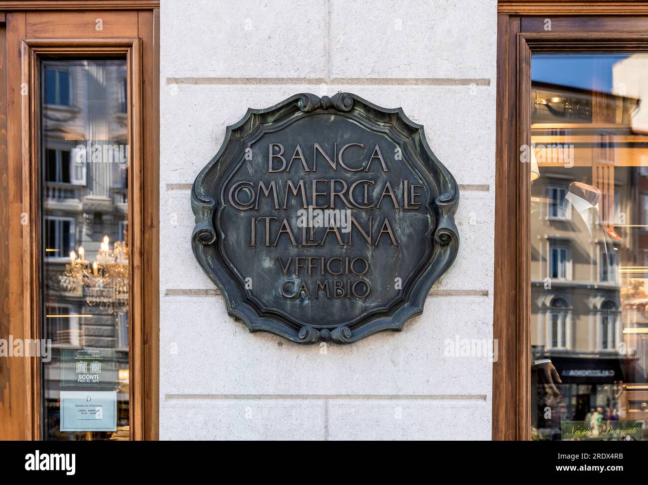 Bronzetafel, die auf die alte Wechselstube der ehemaligen „Banca Commerciale Italiana“ (Commercial Italian Bank) verweist, die 1894 in Triest, Italien, gegründet wurde Stockfoto