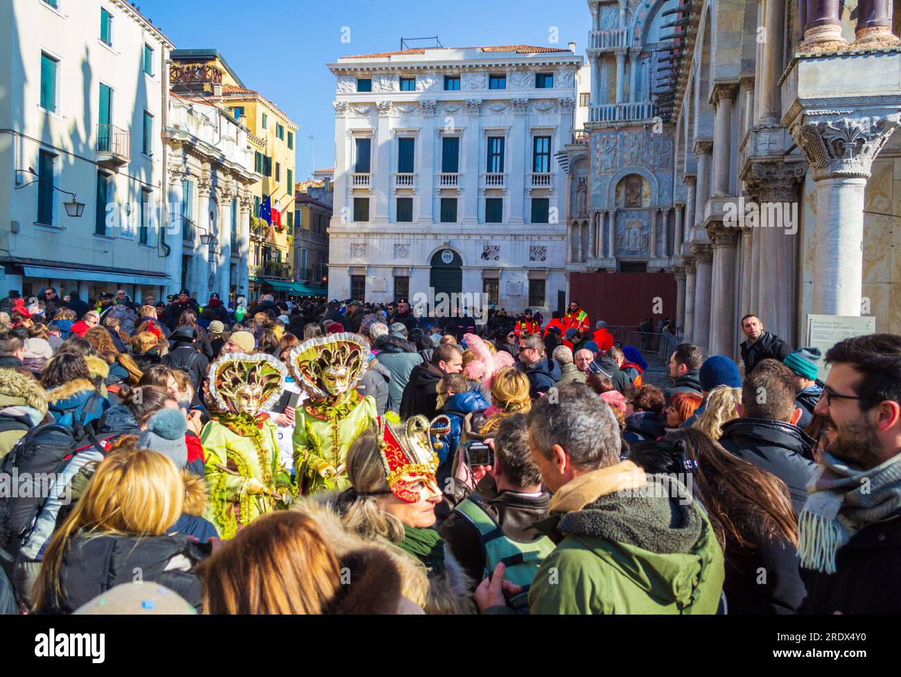 Menschenmassen versammelten sich, um „The Flight of the Angel“ zu sehen, und kündigten den Beginn des Karnevals von Venedig an. Die Veranstaltung zieht etwa 3 Millionen Menschen an Stockfoto