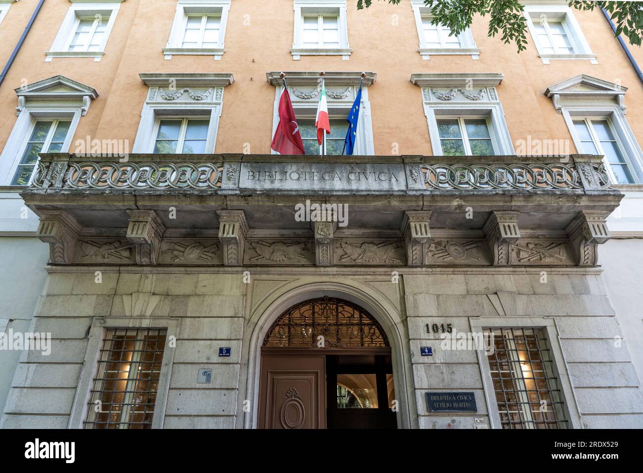 Außenansicht der Bürgerbibliothek „Attilio Hortis“ im Stadtzentrum von Triest, Italien Stockfoto