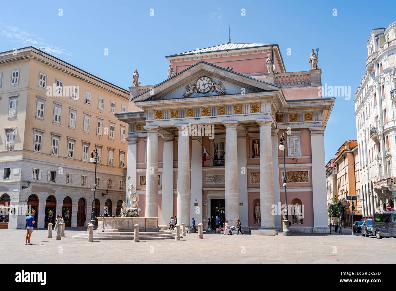 Piazza della Borsa mit der alten Börse („Borsa Vecchia“), erbaut im 19. Jahrhundert im neoklassizistischen Stil, Triest, Italien Stockfoto