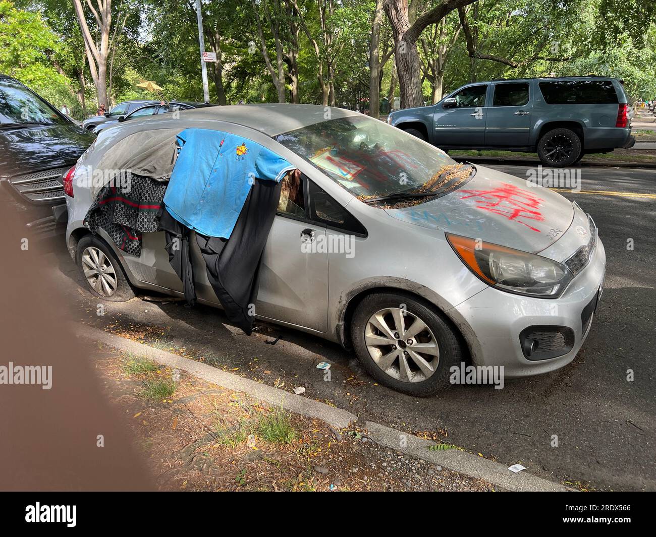 Verlassenes Auto, in dem manchmal ein Obdachloser in Brooklyn, New York, schläft Stockfoto