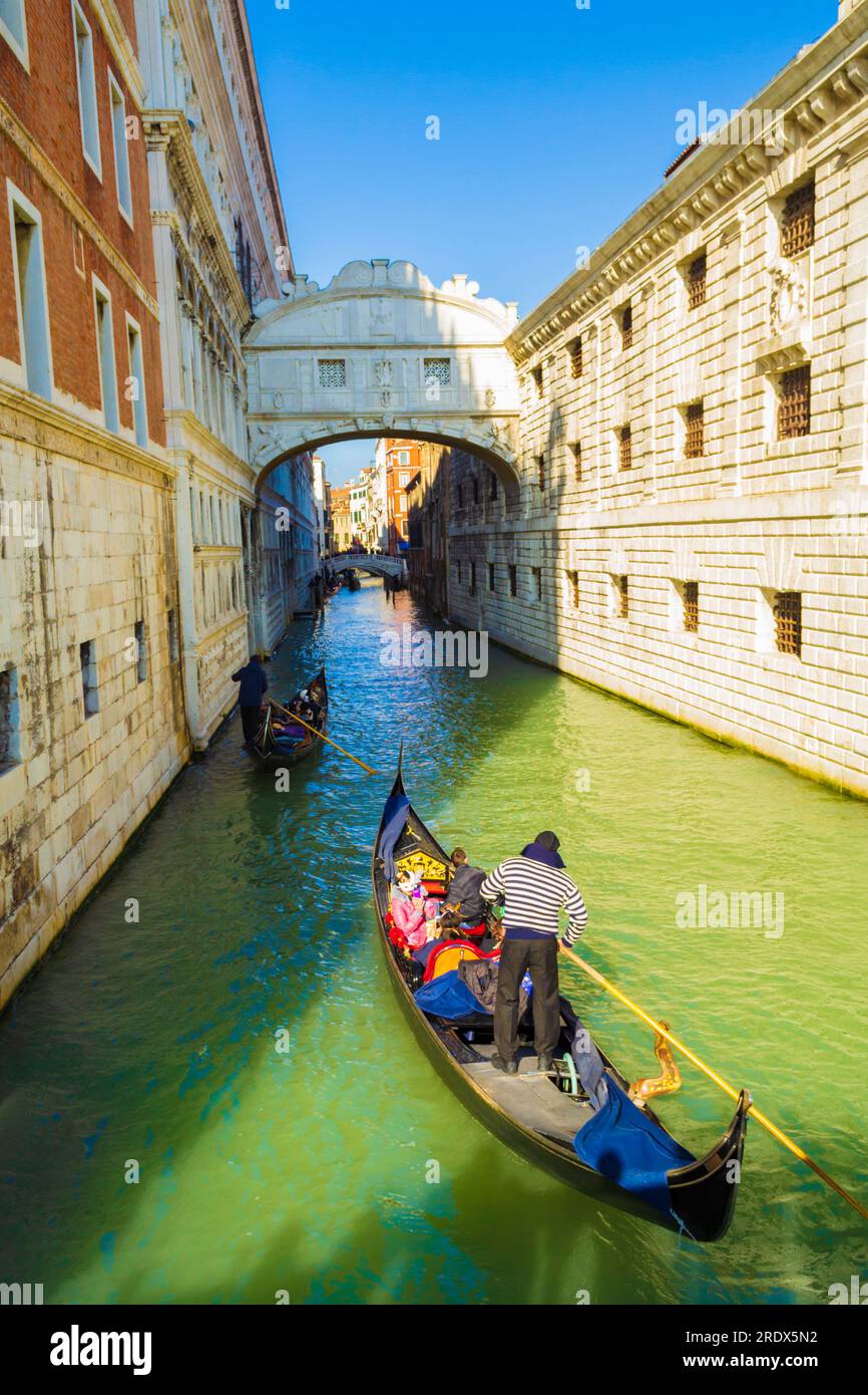 :Blick auf den Kanal von Venedig Rio del Palazzo mit Gondelfahrt unter der Seufzerbrücke oder Ponte dei Sospiri - die geschlossene Brücke aus weißem Kalkstein Stockfoto