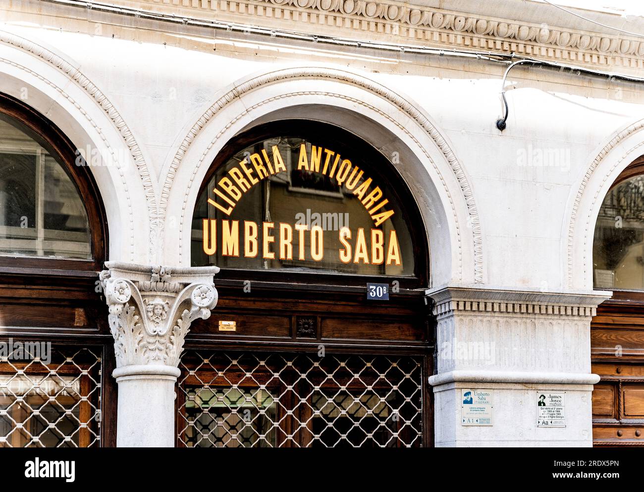 Die Eingangstür der antiquarischen Buchhandlung „Libreria Umberto Saba“ gehörte einst dem italienischen Dichter Saba im Zentrum von Triest, Italien Stockfoto