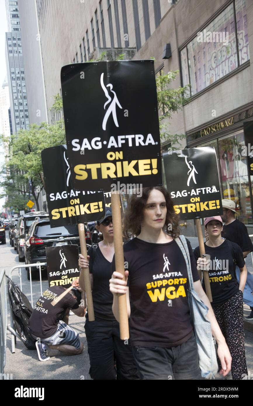New York City: Der Streik geht weiter unter der Schriftstellergilde von Amerika zusammen mit Mitgliedern der SAG-AFTRA Union mit Streikposten an mehreren Orten in Manhattan. Stürmer demonstrieren vor den NBC Studios auf der W. 49. Street beim Rockefeller Center und lähmen die Unterhaltungsindustrie. Stockfoto