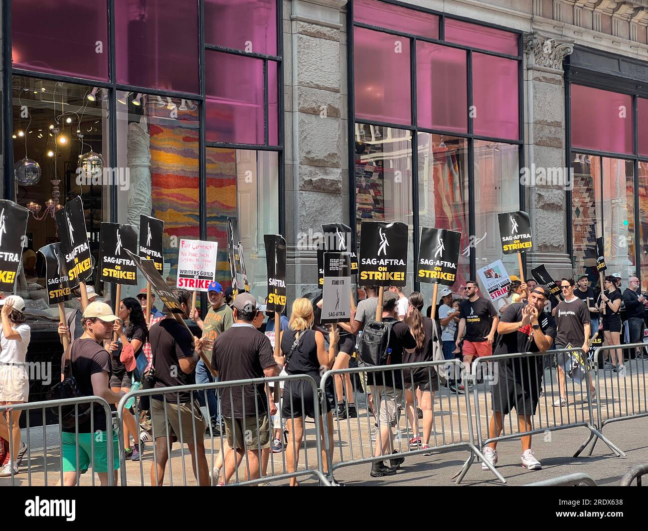 New York City: Der Streik geht weiter unter der Schriftstellergilde von Amerika zusammen mit Mitgliedern der SAG-AFTRA Union mit Streikposten an mehreren Orten in Manhattan. Gewerkschaftsmitglieder demonstrieren durch Paramount Gebäude entlang des Broadway am Times Square, was die Unterhaltungsindustrie lähmt. Stockfoto