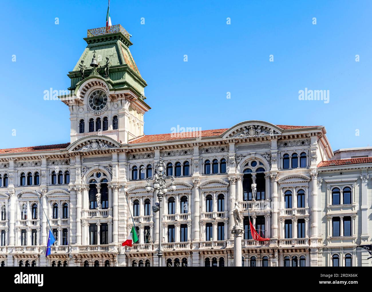 Die Fassade des Rathauses von Triest, erbaut im 19. Jahrhundert in vielseitigem Stil, auf der piazza Unità d'Italia (Platz der Einheit Italien), im Stadtzentrum von Triest, Italien Stockfoto