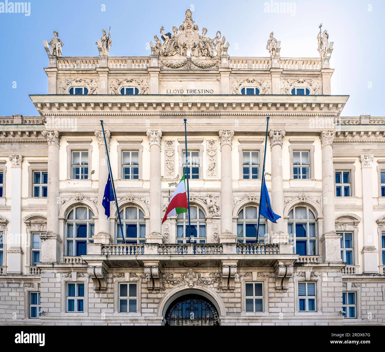 Fassade des Palastes Lloyd Triestino, erbaut im 19. Jahrhundert auf der piazza Unità d'Italia, heute Sitz der Regionalregierung, Stadtzentrum von Triest, Italien Stockfoto