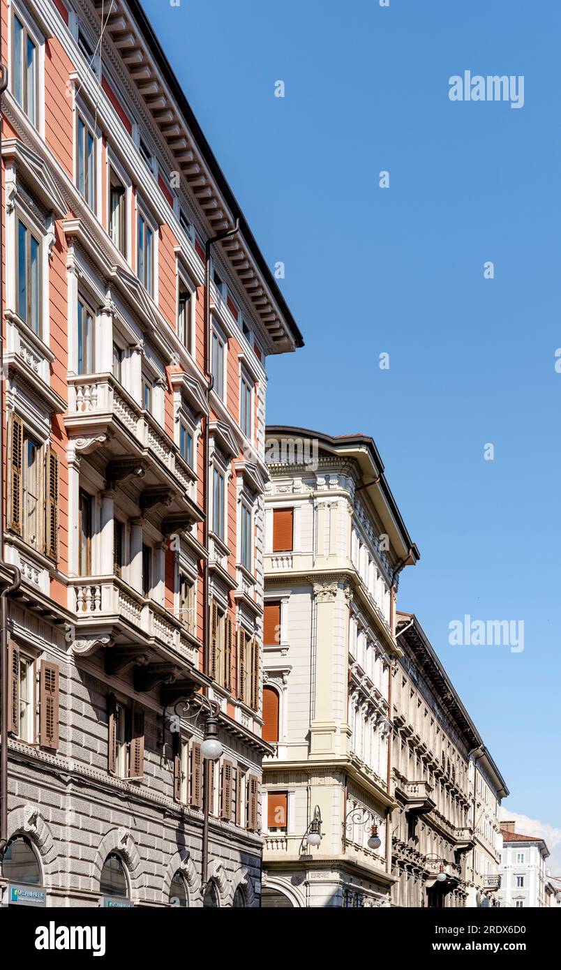 Gebäude und Straße von Borgo Teresiano, einem eleganten Viertel, erbaut im 18. Jahrhundert auf Geheiß von Maria Theresa aus Österreich, Triest, Italien Stockfoto