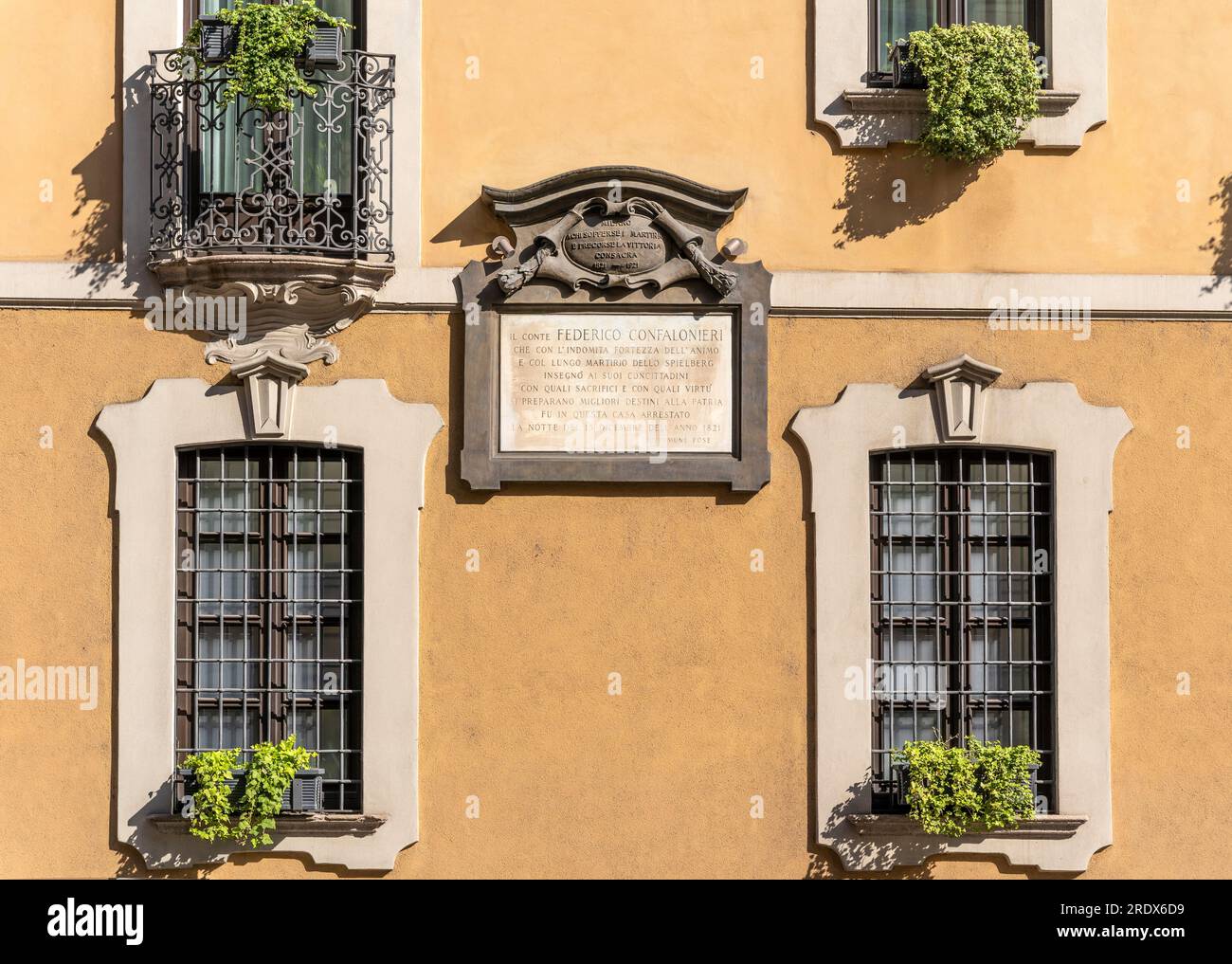 Gedenktafel an den italienischen Patrioten und Revolutionär Federico Confalonieri auf dem Palazzo Confalonieri in der Via Monte di Pietà, Mailand, Italien Stockfoto