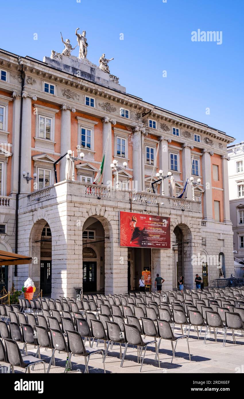Fassade des Verdi-Theaters, im 18. Jahrhundert im neoklassizistischen Stil erbaut, Stadtzentrum von Triest, Italien Stockfoto