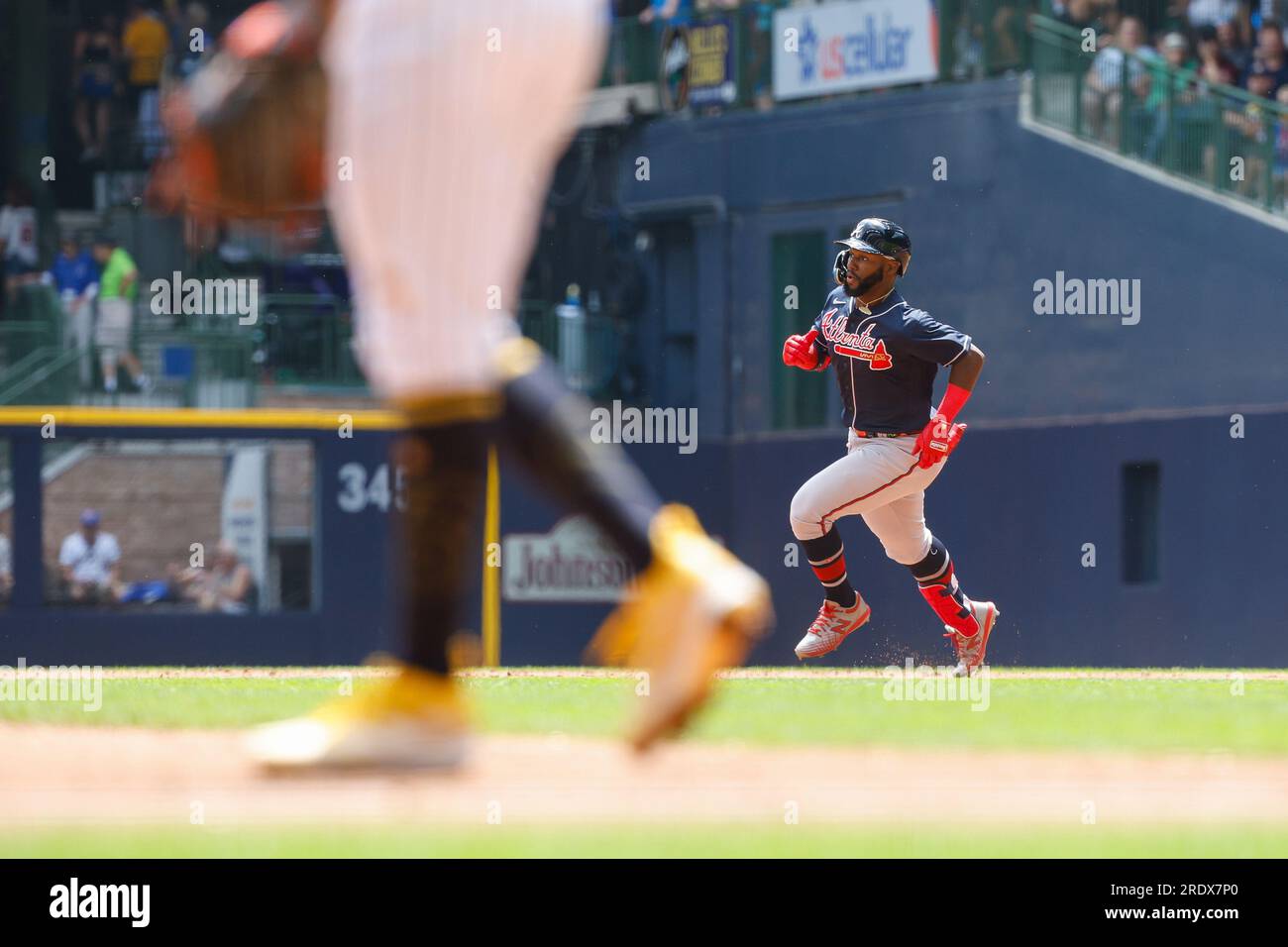 Milwaukee, Wisconsin, USA. 23. Juli 2023: Atlanta Braves Center Fielder Michael Harris II (23) geht auf den zweiten Base während des Spiels zwischen den Milwaukee Brewers und den Atlanta Braves auf dem American Family Field in Milwaukee, WI. Darren Lee/CSM Credit: CAL Sport Media/Alamy Live News Stockfoto