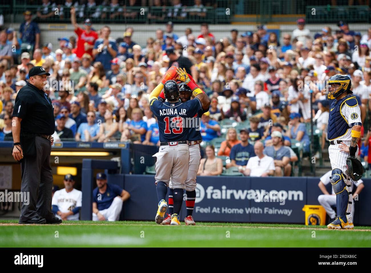 Milwaukee, Wisconsin, USA. 23. Juli 2023: Atlanta Braves, Rechtsfeldspieler Ronald Acuna Jr. (13) und Mittelfeldspieler Michael Harris II (23), High Five nach einem Treffer während des Spiels zwischen den Milwaukee Brewers und den Atlanta Braves auf dem American Family Field in Milwaukee, WI. Darren Lee/CSM Credit: CAL Sport Media/Alamy Live News Stockfoto