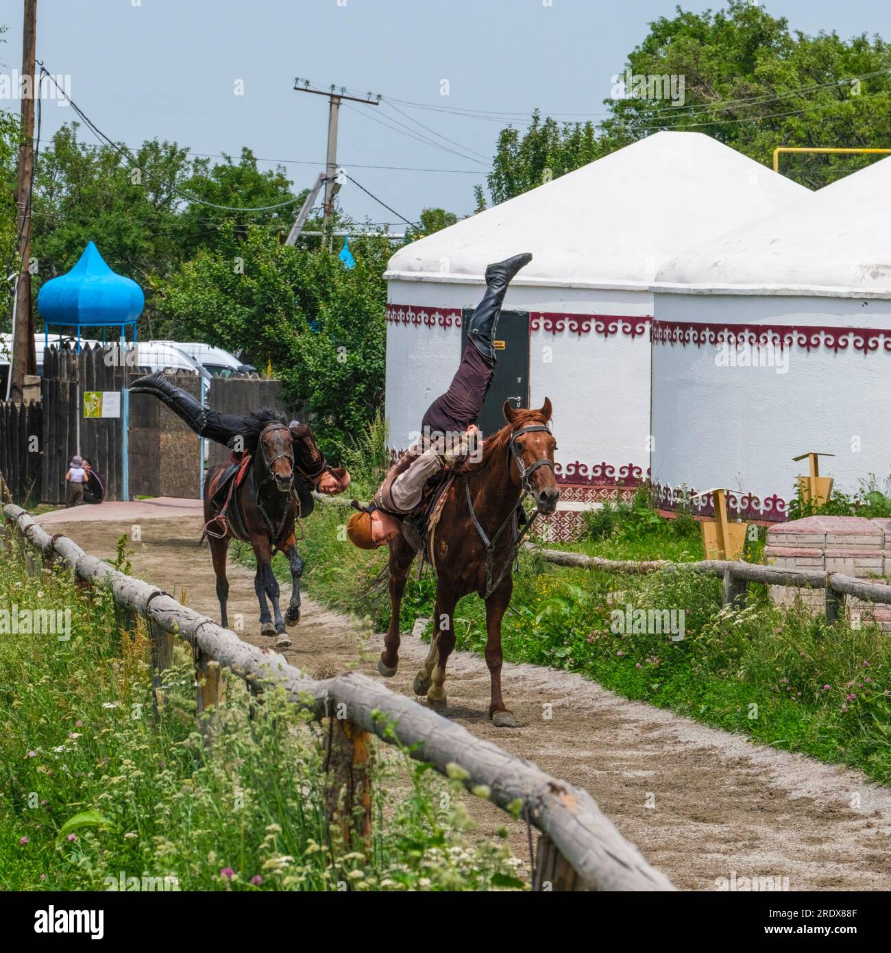 Kasachstan, Hunnen-Ethno-Dorf. Demonstration der traditionellen kasachischen Nomadischen Reitfähigkeit. Stockfoto