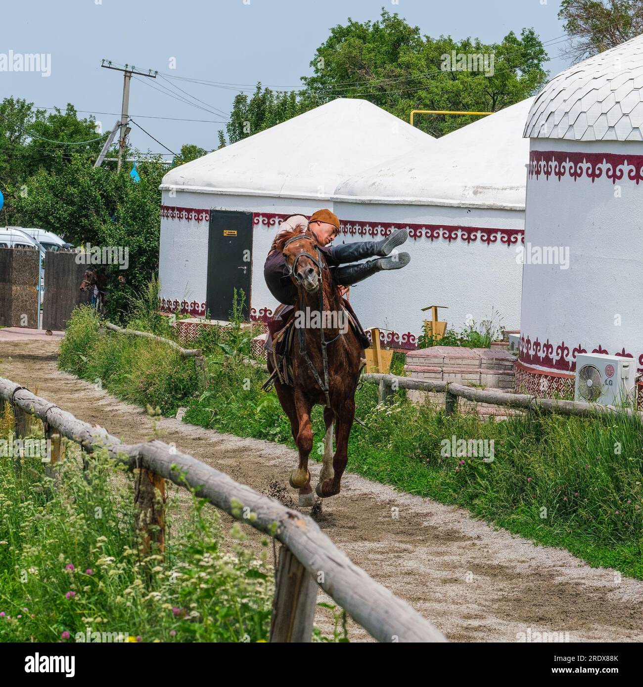 Kasachstan, Hunnen-Ethno-Dorf. Demonstration der traditionellen kasachischen Nomadischen Reitfähigkeit. Stockfoto