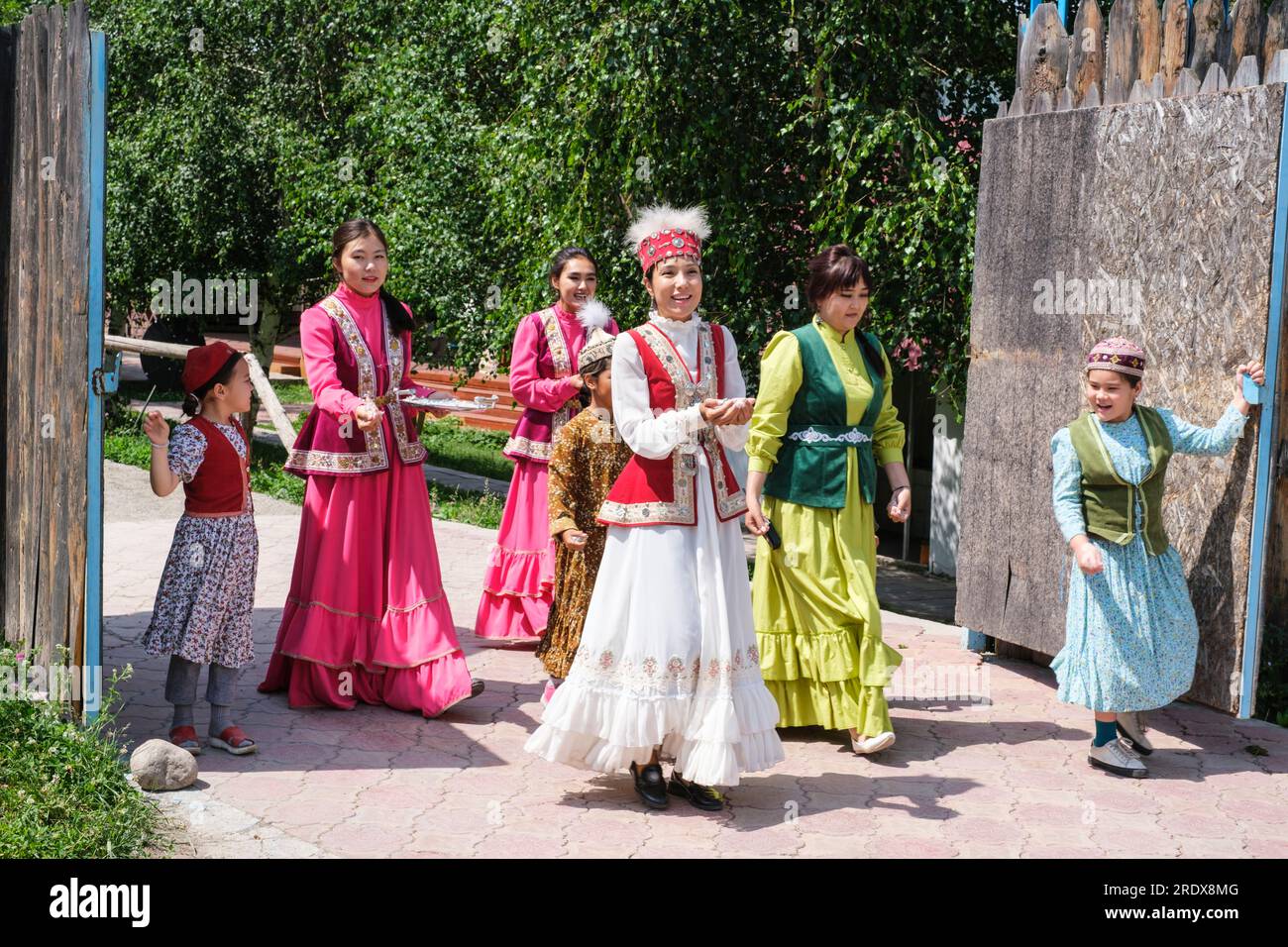Kasachstan, Frauen und Kinder begrüßen Besucher im Dorf Hunnen Ethno. Stockfoto