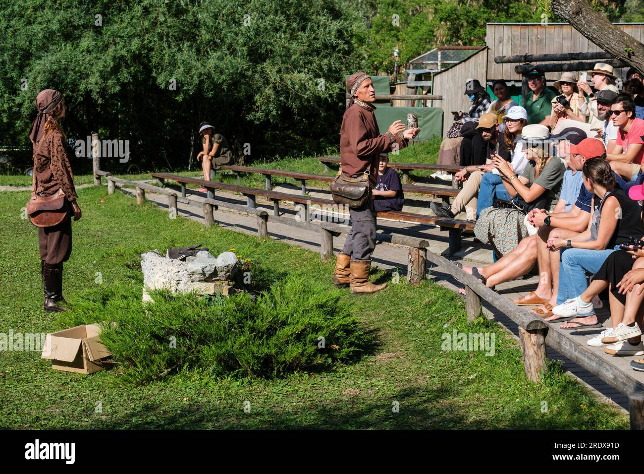 Kasachstan, Almaty. Sunkar Falcon Center Show. Vogeltrainer zeigt den Zuschauern eine Eule. Stockfoto