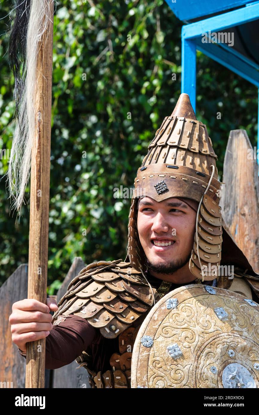 Kasachstan, Hunnen-Ethno-Dorf. Reiter in Nomadic-Kostüm am Eingang zum Ethno-Dorf. Stockfoto