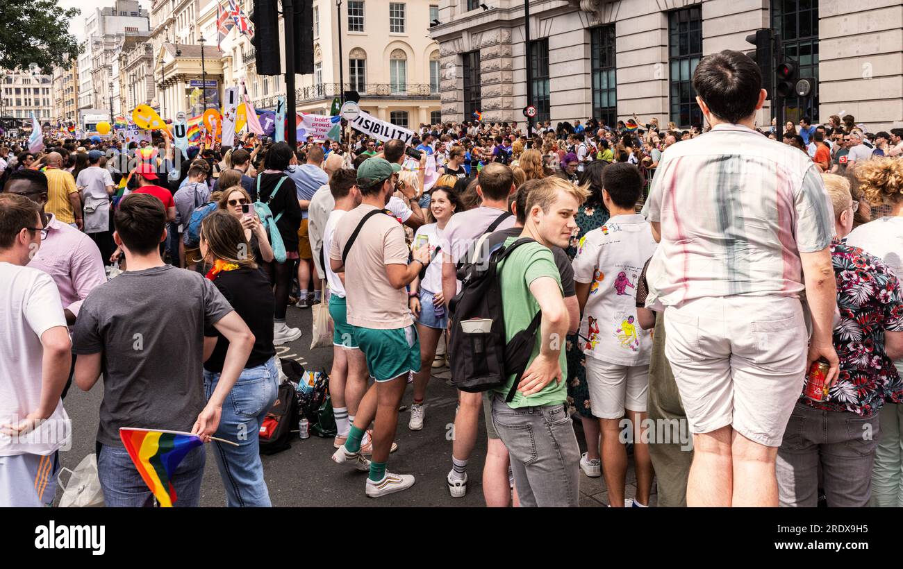 Pride march und Demonstration in der Pall Mall, London, 2023; große Anzahl junger Menschen in Sympathie und Feier von Gay Pride Stockfoto