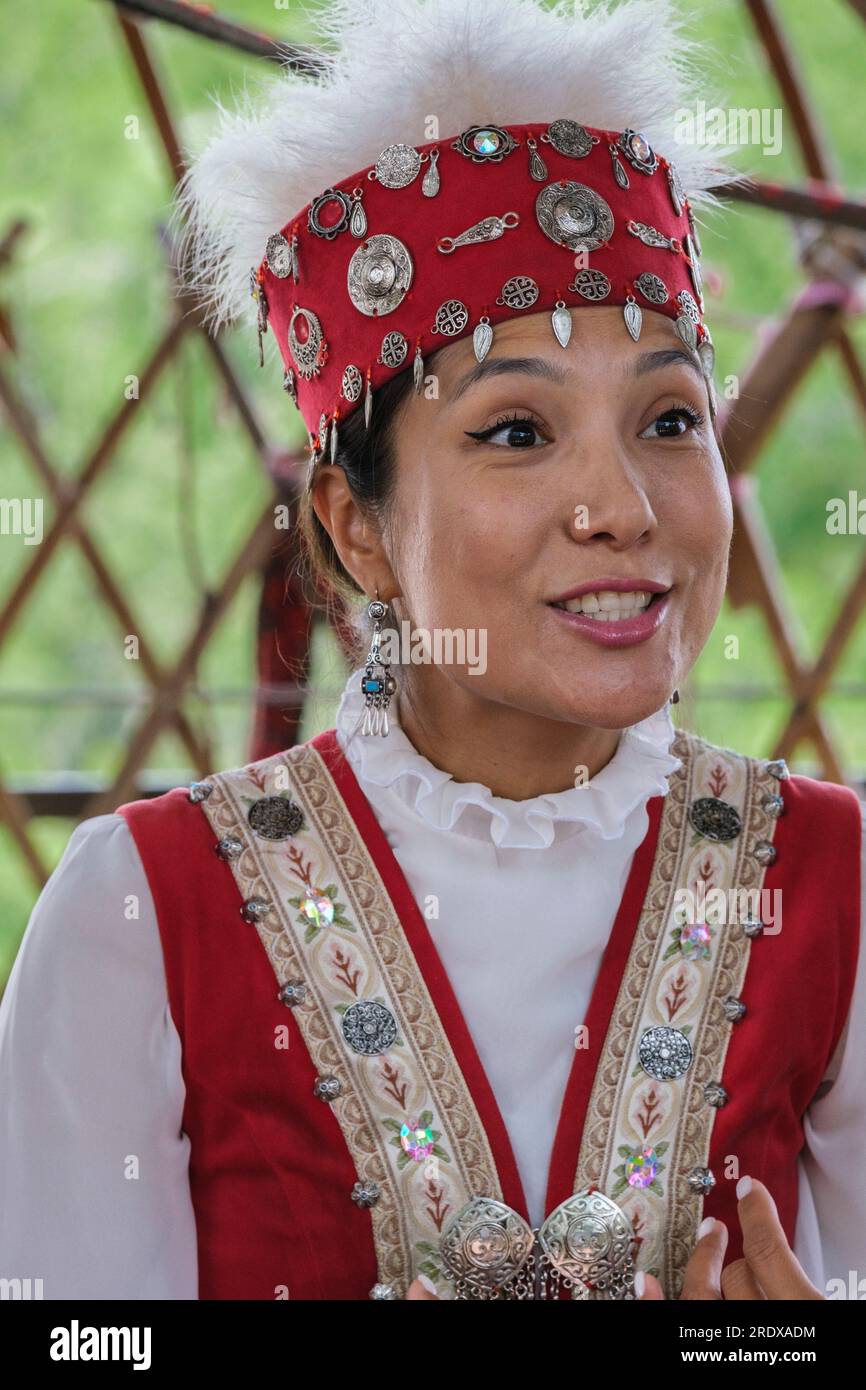 Kasachstan, Hunnen-Ethno-Dorf. Junge Kasacherin in traditionellem Kleid. Stockfoto Kasachstan, Hunnen-Ethno-Dorf. Junge Kasacherin in traditionellem Kleid. Stockfoto