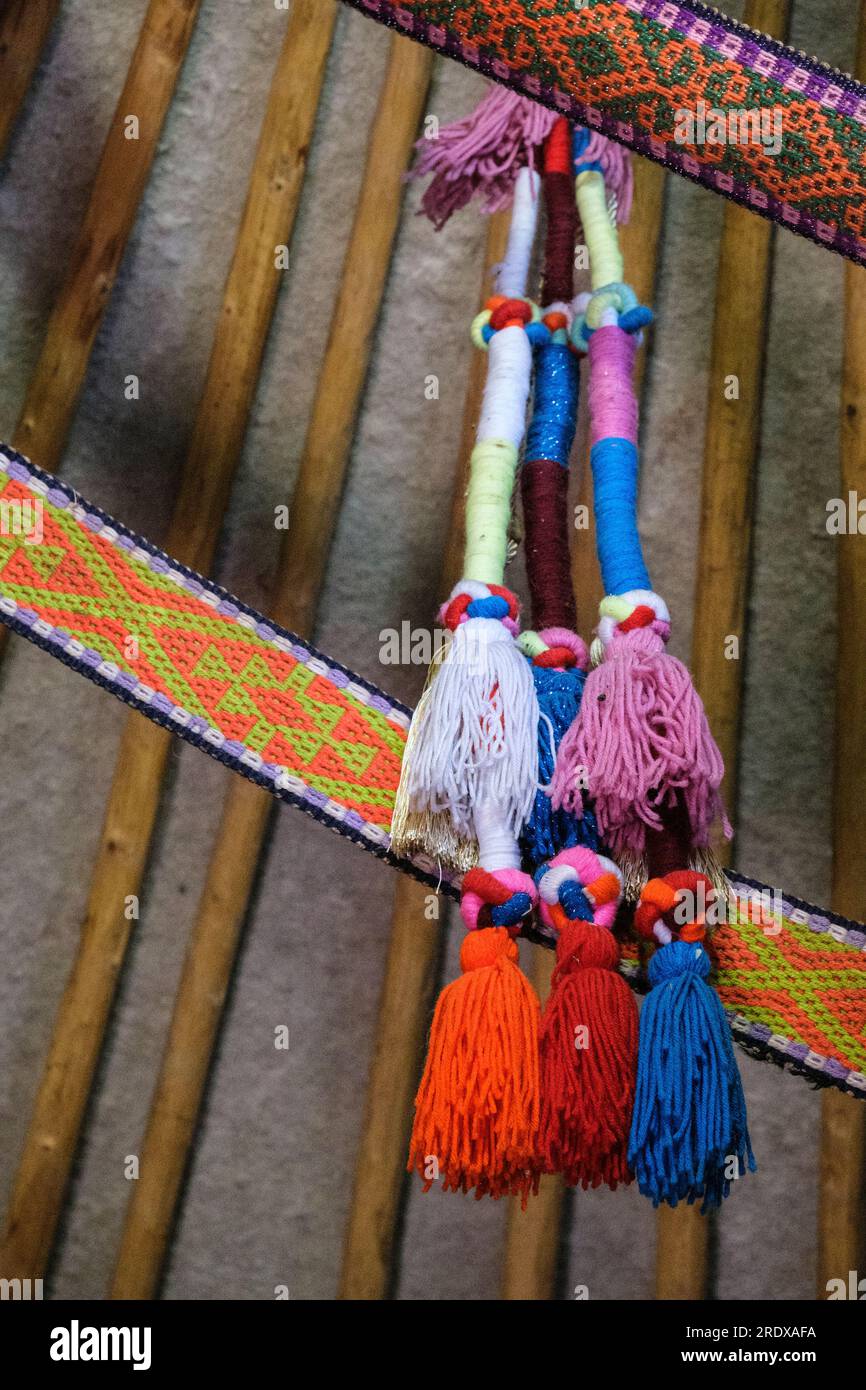 Kasachstan, Hunnen-Ethno-Dorf. Dekorative Tassels in einem kasachischen Jurten. Stockfoto