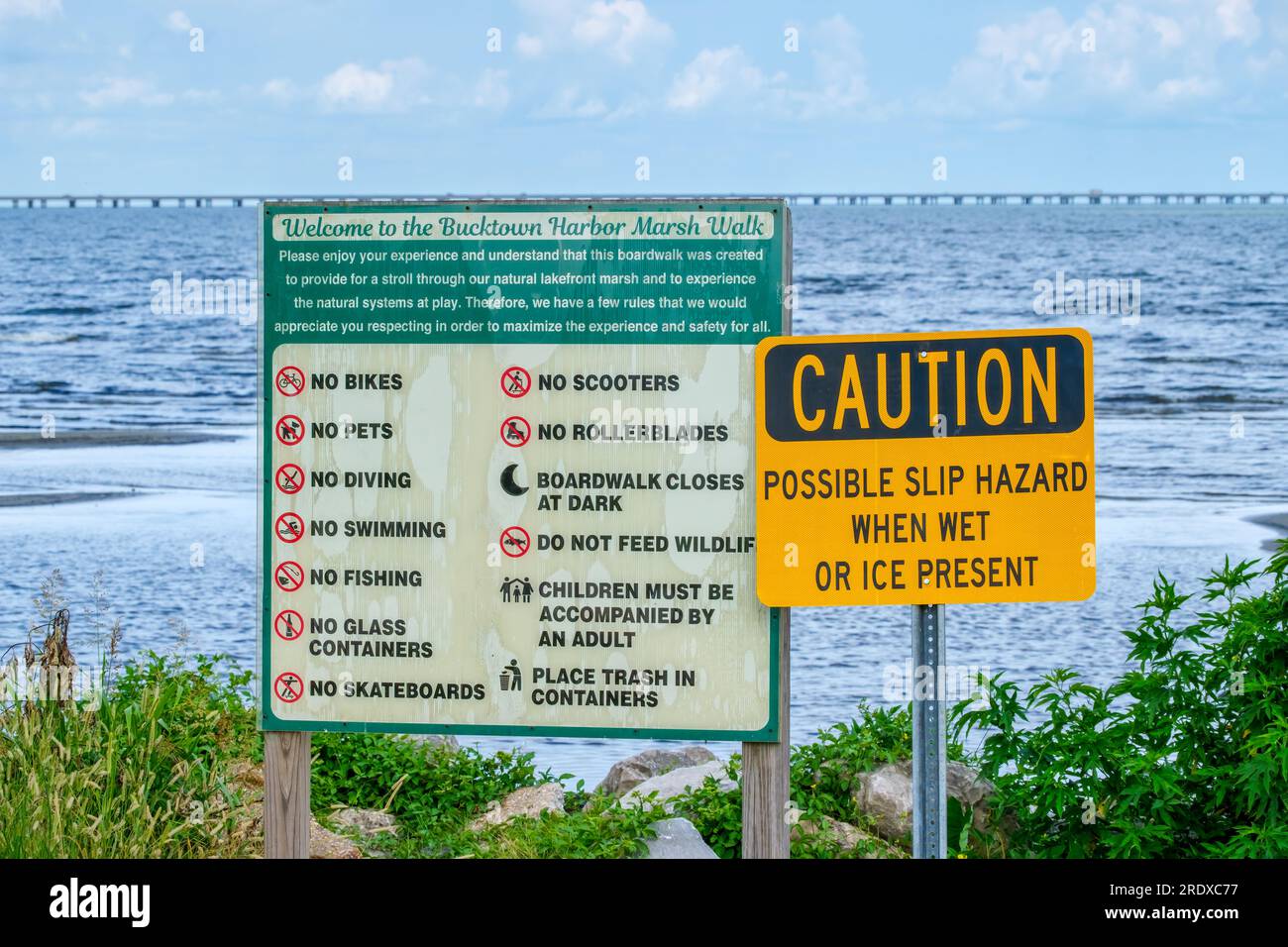 Warnschild und Regeln für die Verwendung des Bucktown Harbor Marsh Walk am Lake Pontchartrain in Jefferson Parish, Louisiana, USA Stockfoto