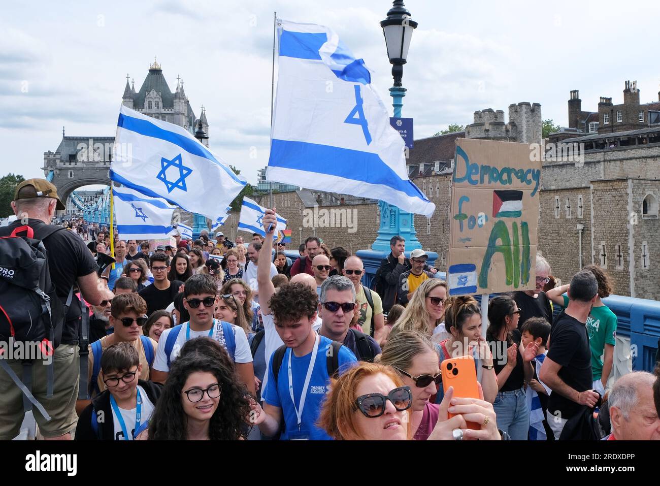 London, Großbritannien. 23. Juli 2023. Schätzungsweise 1500 britische Israelis protestierten vor der Abstimmung über die Justizreform in der Knesset am Montag, die die Befugnisse des Obersten Gerichtshofs des Landes einschränken wollte. Benjamin Netanjahus Regierung argumentiert, dass die Veränderungen notwendig seien, um das Machtgleichgewicht wieder herzustellen, während Kritiker sagen, dass dies die Justiz schwächen und die Demokratie untergraben würde. Der Protest in London überquerte die Tower Bridge in Solidarität mit den Zehntausenden, die von Tel Aviv nach Jerusalem marschierten und gegen den Gesetzesentwurf waren. Kredit: Elfte Stunde Fotografie/Alamy Live News Stockfoto