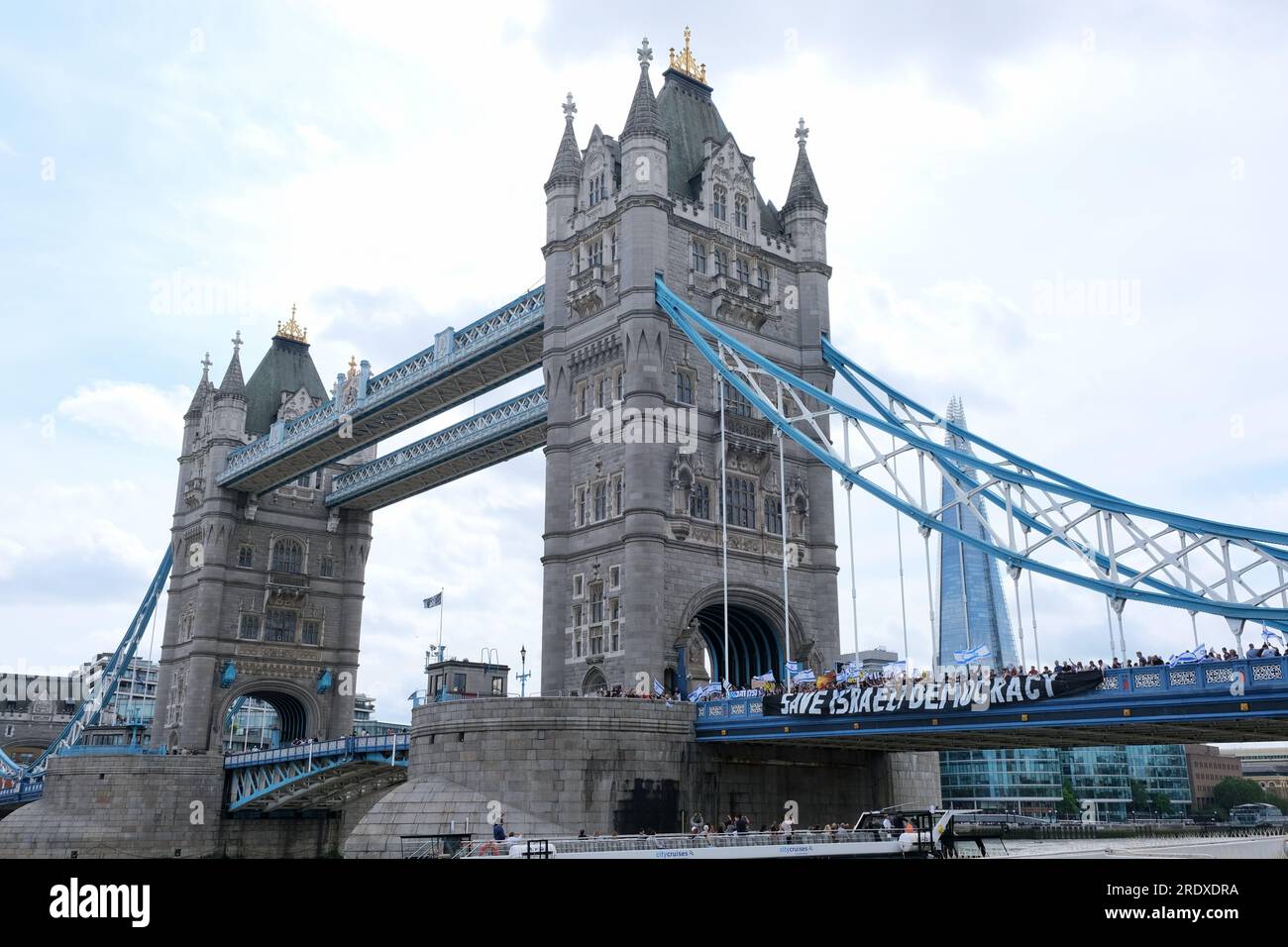 London, Großbritannien. 23. Juli 2023. Schätzungsweise 1500 britische Israelis protestierten vor der Abstimmung über die Justizreform in der Knesset am Montag, die die Befugnisse des Obersten Gerichtshofs des Landes einschränken wollte. Benjamin Netanjahus Regierung argumentiert, dass die Veränderungen notwendig seien, um das Machtgleichgewicht wieder herzustellen, während Kritiker sagen, dass dies die Justiz schwächen und die Demokratie untergraben würde. Der Protest in London überquerte die Tower Bridge in Solidarität mit den Zehntausenden, die von Tel Aviv nach Jerusalem marschierten und gegen den Gesetzesentwurf waren. Kredit: Elfte Stunde Fotografie/Alamy Live News Stockfoto