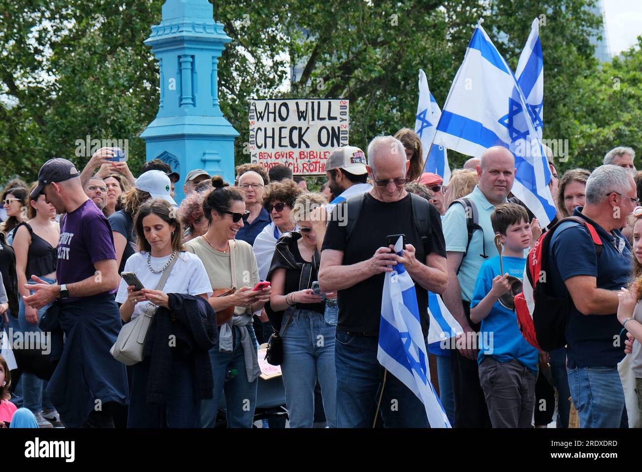 London, Großbritannien. 23. Juli 2023. Schätzungsweise 1500 britische Israelis protestierten vor der Abstimmung über die Justizreform in der Knesset am Montag, die die Befugnisse des Obersten Gerichtshofs des Landes einschränken wollte. Benjamin Netanjahus Regierung argumentiert, dass die Veränderungen notwendig seien, um das Machtgleichgewicht wieder herzustellen, während Kritiker sagen, dass dies die Justiz schwächen und die Demokratie untergraben würde. Der Protest in London überquerte die Tower Bridge in Solidarität mit den Zehntausenden, die von Tel Aviv nach Jerusalem marschierten und gegen den Gesetzesentwurf waren. Kredit: Elfte Stunde Fotografie/Alamy Live News Stockfoto