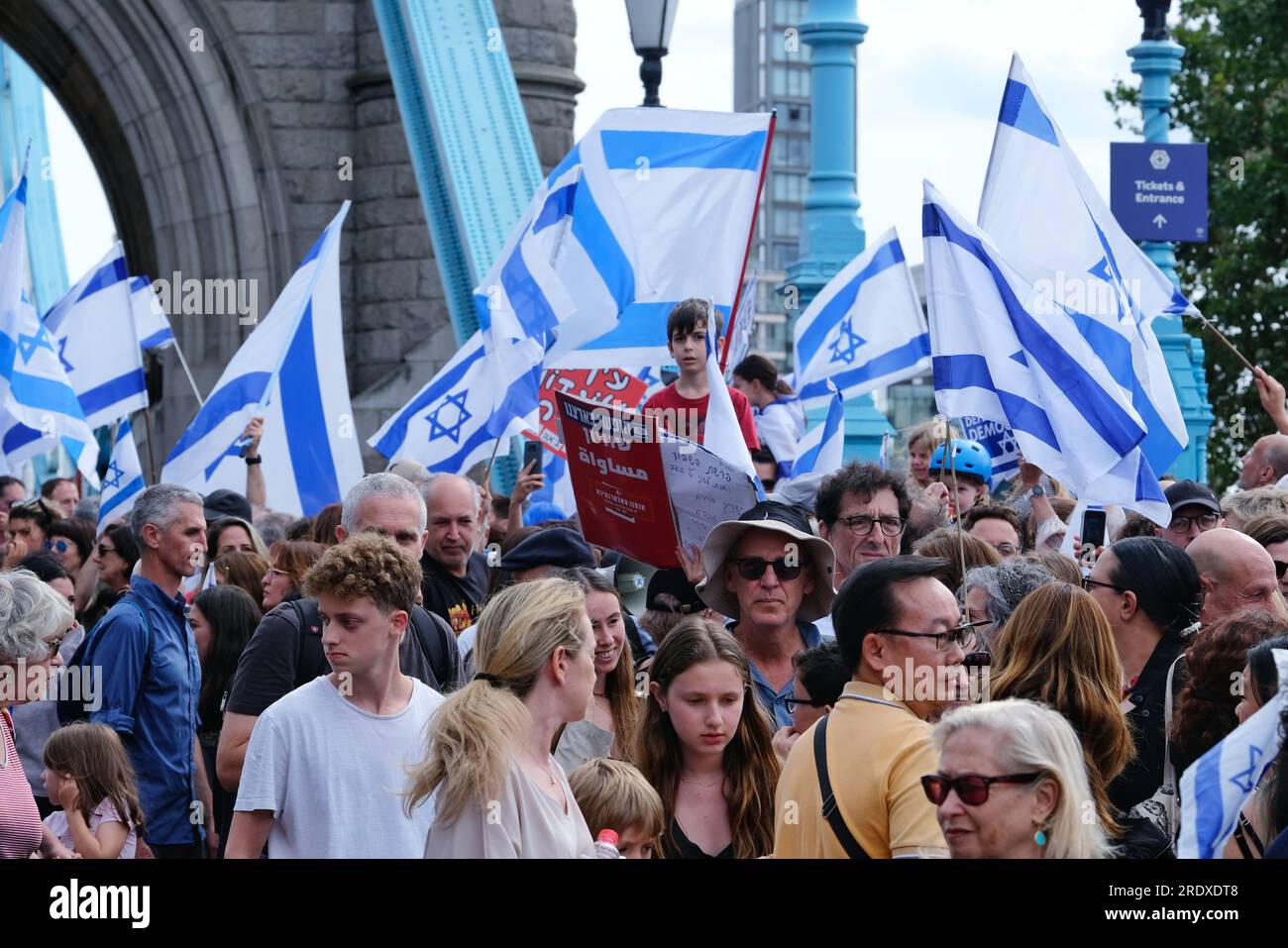 London, Großbritannien. 23. Juli 2023. Schätzungsweise 1500 britische Israelis protestierten vor der Abstimmung über die Justizreform in der Knesset am Montag, die die Befugnisse des Obersten Gerichtshofs des Landes einschränken wollte. Benjamin Netanjahus Regierung argumentiert, dass die Veränderungen notwendig seien, um das Machtgleichgewicht wieder herzustellen, während Kritiker sagen, dass dies die Justiz schwächen und die Demokratie untergraben würde. Der Protest in London überquerte die Tower Bridge in Solidarität mit den Zehntausenden, die von Tel Aviv nach Jerusalem marschierten und gegen den Gesetzesentwurf waren. Kredit: Elfte Stunde Fotografie/Alamy Live News Stockfoto