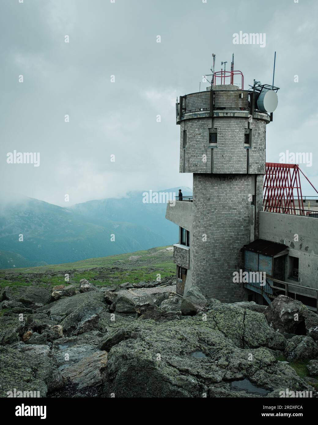 Gebäude am Mount Washington Observatory und Blick auf die Berge mit dunklen stürmischen Wolken, Jackson, New Hampshire Stockfoto