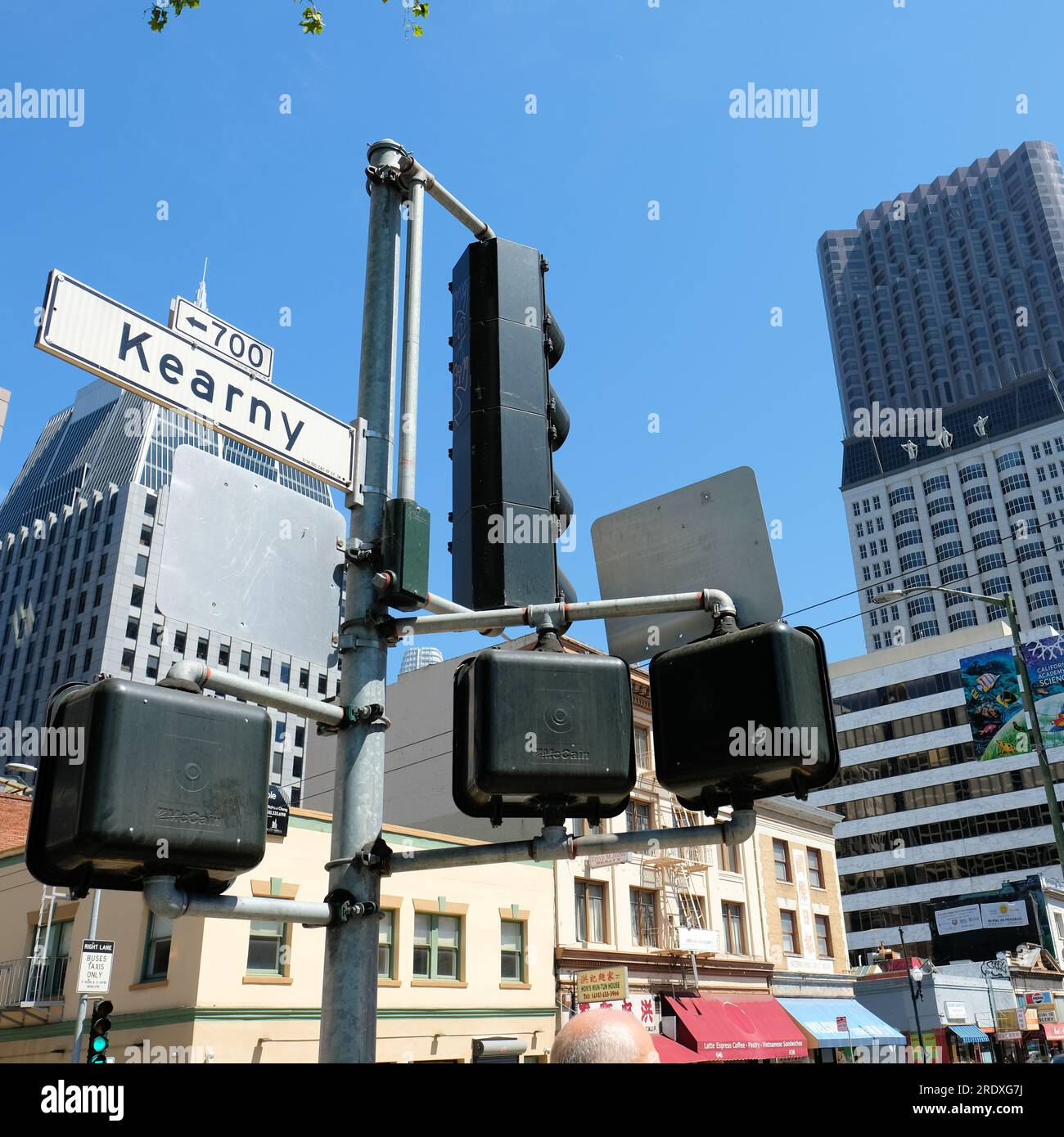 Straßenschild für Kearny St in Chinatown, San Francisco; Ecke Kearny Street und Clay Street; 700 Block von Kearny St. Stockfoto