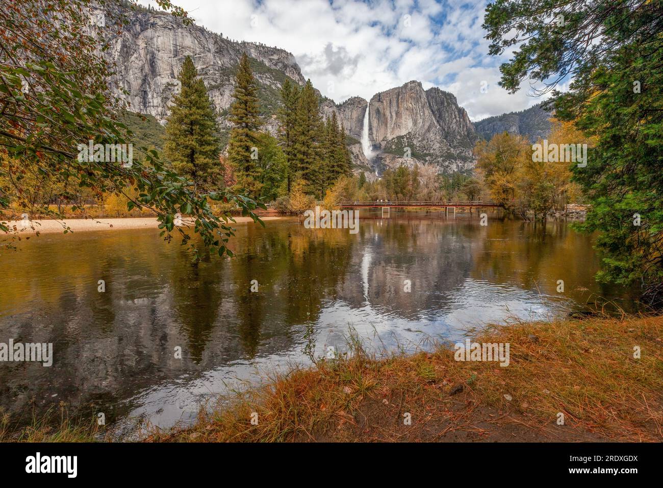 Upper Yosemite Fall und Merced River Reflection, Yosemite National Park, Kalifornien Stockfoto