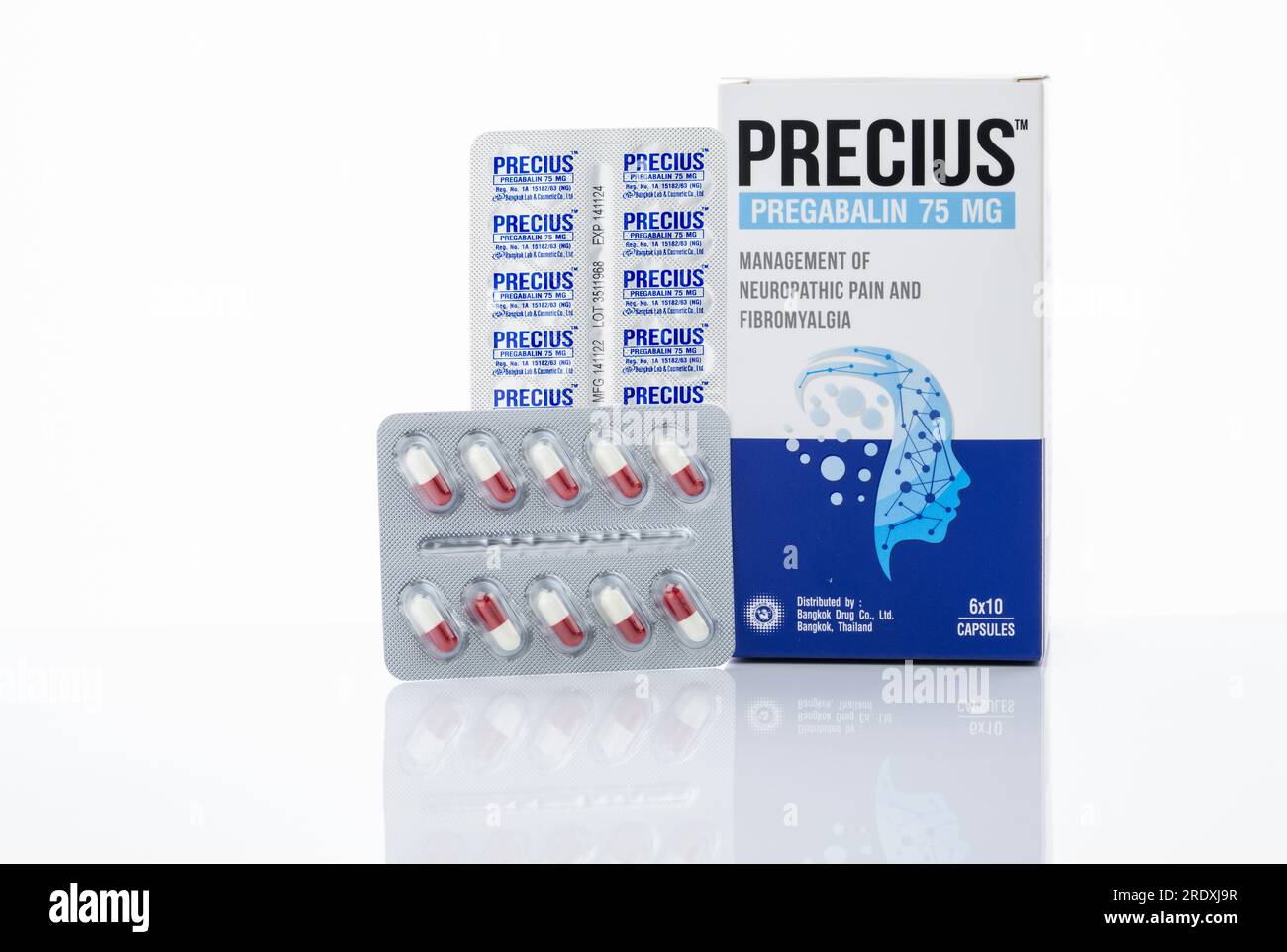 CHONBURI, THAILAND - 21. JUNI 2023: Precius 75 mg Hartkapsel-Pille und Packung. Weißrote Pregabalin-Kapsel zur Behandlung neuropathischer Schmerzen, Fibrom Stockfoto