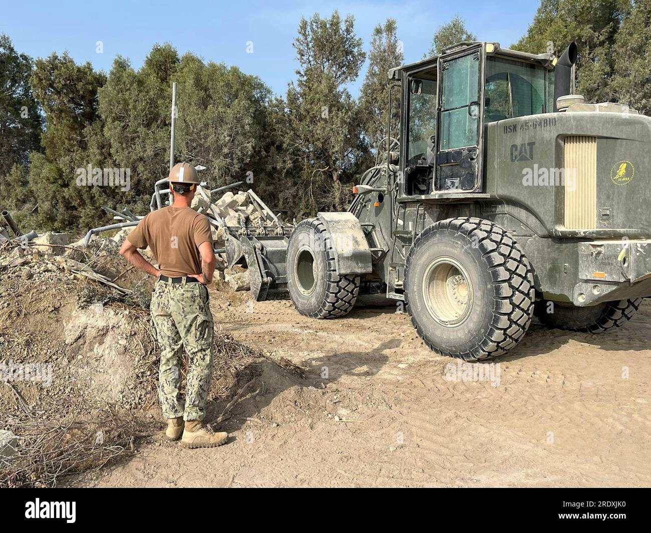 MARI, Zypern (1. Juli 2023) Hospital Corpsman 2. Klasse Nicholas Robben, zugewiesen zum Naval Mobile Construction Battalion (NMCB) 1, operiert als Bodenführung in Mari, Zypern am 1. Juli 2023. NMCB 1 ist Teil des Navy Expeditionary Combat Command und ist dem Commander der Task Force 68 für den Einsatz in den USA zugewiesen Die Marine setzt sich für das Einsatzgebiet Europa-Afrika ein, um die Interessen der USA, Verbündeten und Partner zu verteidigen. (USA Navy Foto Utiliesman Constructionmen Logan Hambright Stockfoto