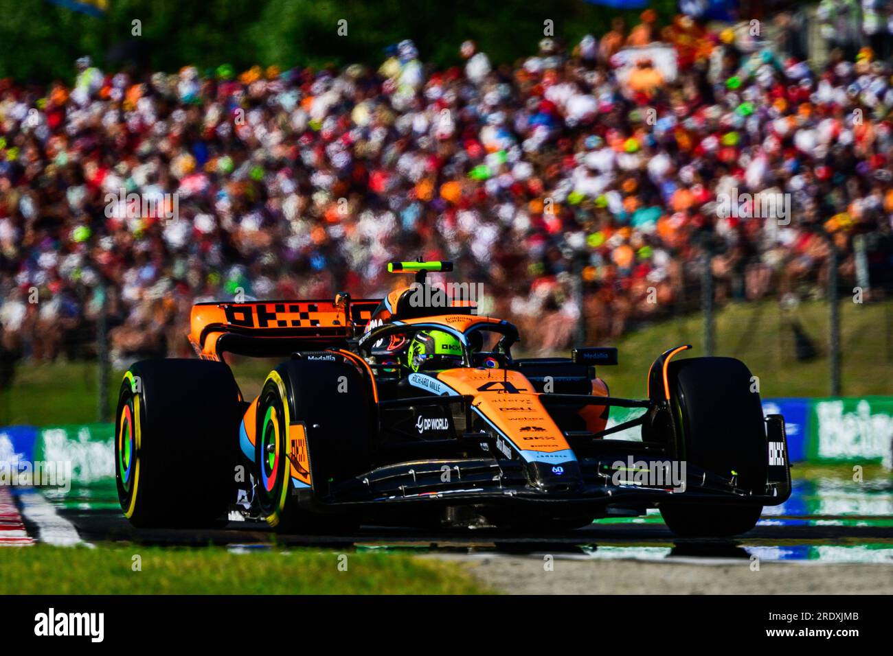 Budapest, Ungarn. 23. Juli 2023. Lando Norris, der britische Fahrer des McLaren F1 Teams, tritt beim ungarischen Grand Prix-Rennen F1 im Hungaroring in der Nähe von Budapest an. (Foto: Jure Makovec/SOPA Images/Sipa USA) Guthaben: SIPA USA/Alamy Live News Stockfoto