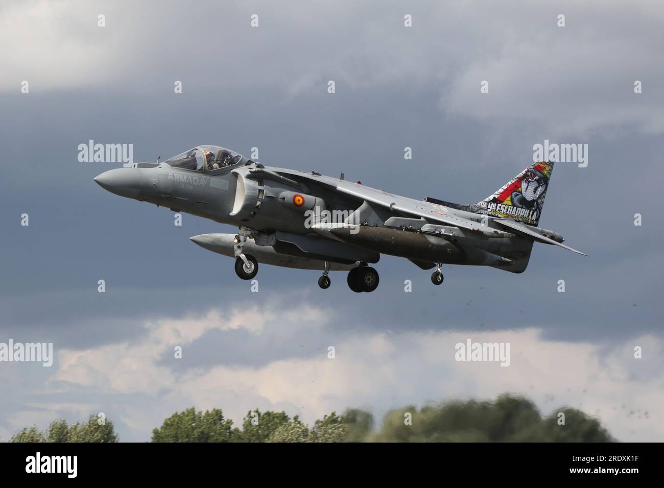 VA.1B-26/01-916, ein McDonnell Douglas EAV-8B+ Matador II, betrieben von 9 Geschwader (9a Escuadrilla) der spanischen Marine (Armada Española), die in RAF Fairford in Gloucestershire, England, ankommen, um an der Royal International Air Tattoo 2023 (RIAT 2023) teilzunehmen. Stockfoto