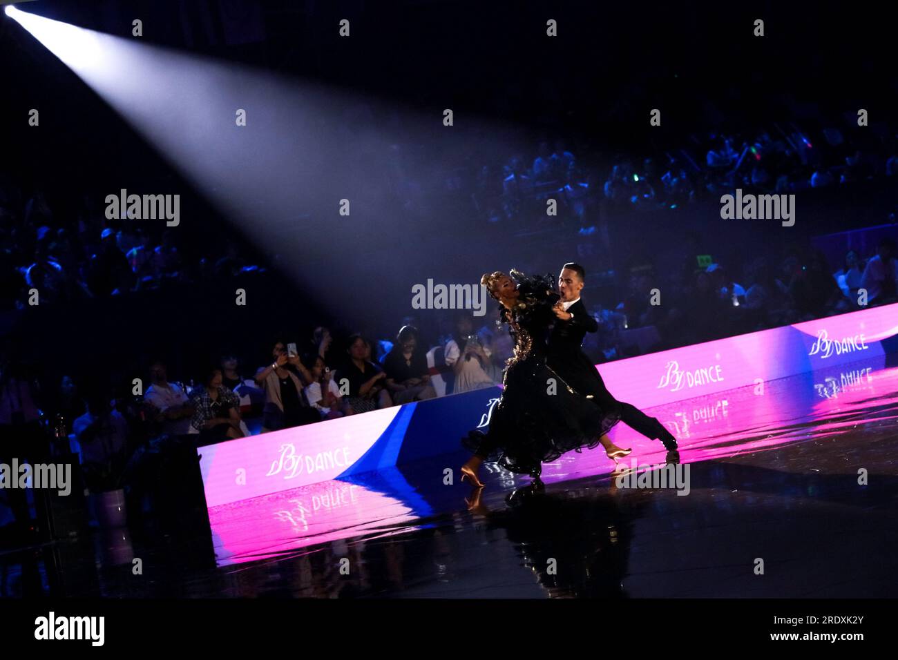 Wui, China. 24. Juli 2023. Teilnehmer nehmen am World Dancesport Grand Prix (Standard Dance) in Wuxi, Provinz Jiangsu, China, am 23. Juli 2023 Teil. (Foto: Costfoto/NurPhoto) Guthaben: NurPhoto SRL/Alamy Live News Stockfoto