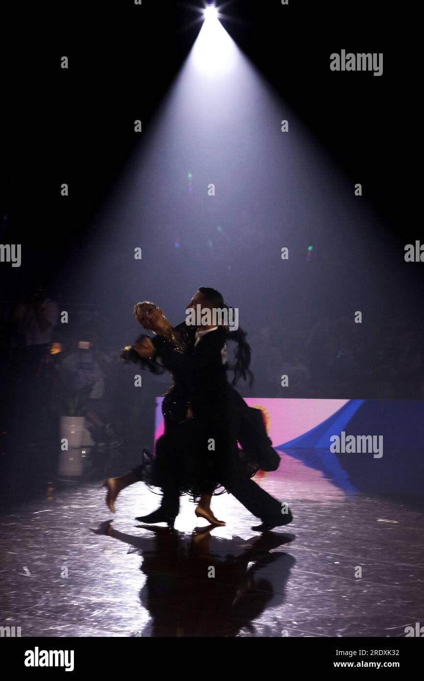 Wui, China. 24. Juli 2023. Teilnehmer nehmen am World Dancesport Grand Prix (Standard Dance) in Wuxi, Provinz Jiangsu, China, am 23. Juli 2023 Teil. (Foto: Costfoto/NurPhoto) Guthaben: NurPhoto SRL/Alamy Live News Stockfoto