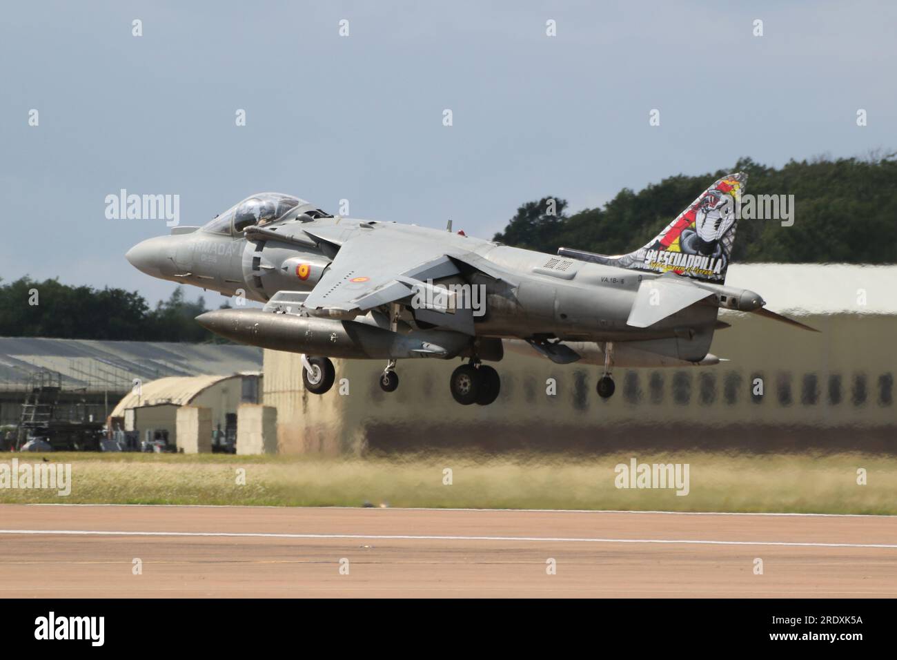 VA.1B-26/01-916, ein McDonnell Douglas EAV-8B+ Matador II, betrieben von 9 Geschwader (9a Escuadrilla) der spanischen Marine (Armada Española), die in RAF Fairford in Gloucestershire, England, ankommen, um an der Royal International Air Tattoo 2023 (RIAT 2023) teilzunehmen. Stockfoto