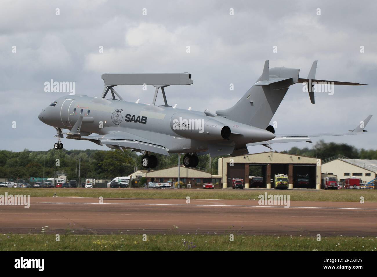 SE-RMS, ein Airborne Early Warning and Control (AEW&C)-Flugzeug von Saab GlobalEye, ein modifizierter Bombardier Global 6000 Business Jet mit dem Erieye Radarsystem, der auf der RAF Fairford in Gloucestershire, England, ankommt und an der Royal International Air Tattoo 2023 (RIAT 2023) teilnimmt. Stockfoto