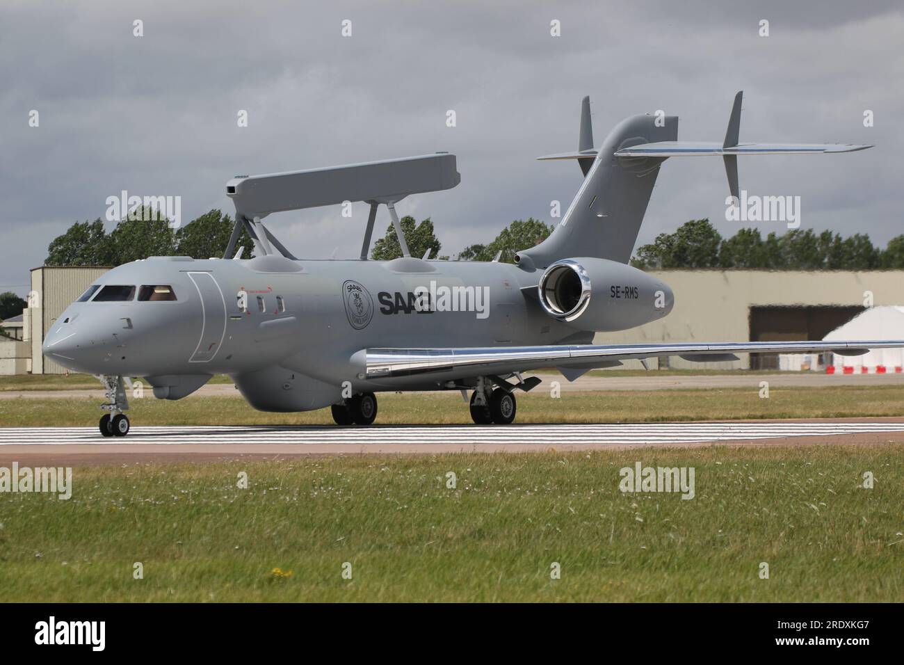 SE-RMS, ein Airborne Early Warning and Control (AEW&C)-Flugzeug von Saab GlobalEye, ein modifizierter Bombardier Global 6000 Business Jet mit dem Erieye Radarsystem, der auf der RAF Fairford in Gloucestershire, England, ankommt und an der Royal International Air Tattoo 2023 (RIAT 2023) teilnimmt. Stockfoto