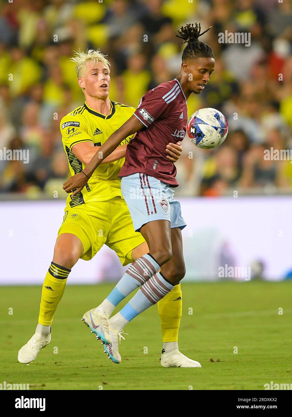 Nashville, USA. 23. Juli 2023: Colorado Rapids Forward Michael Barrios (12) und Nashville SC Defender Lukas MacNaughton (3) kämpfen um den Ball während der zweiten Hälfte eines MLS-Spiels zwischen Colorado Rapids und Nashville SC im Geodis Park in Nashville, TN Steve Roberts/CSM Credit: CAL Sport Media/Alamy Live News Stockfoto