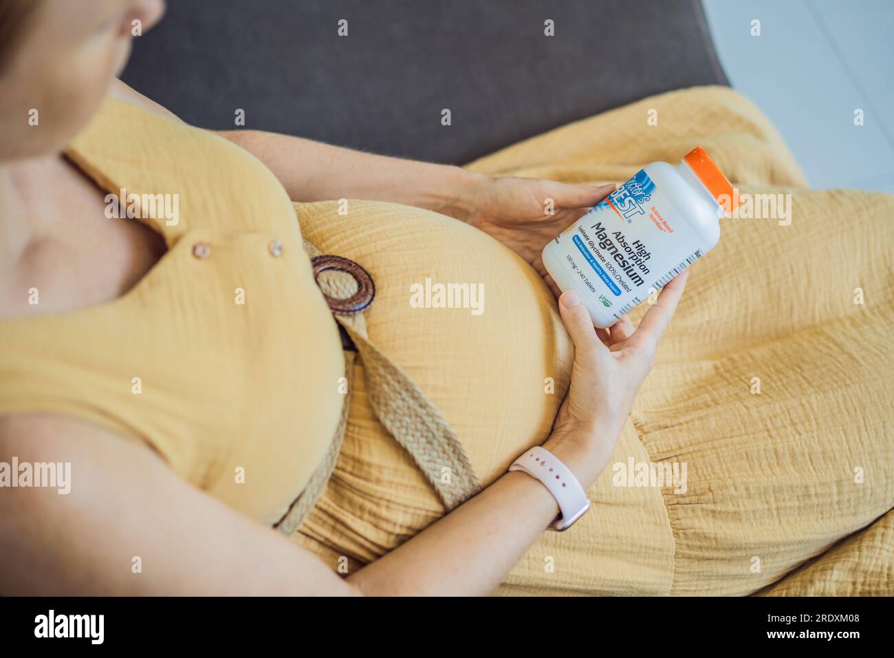 12.16.22, USA, Miami: Eine schwangere Frau erhielt ein iherb-Paket. Das beste hochabsorbierende Magnesium des Arztes. Vitamine und Mineralien für eine gesunde Stockfoto