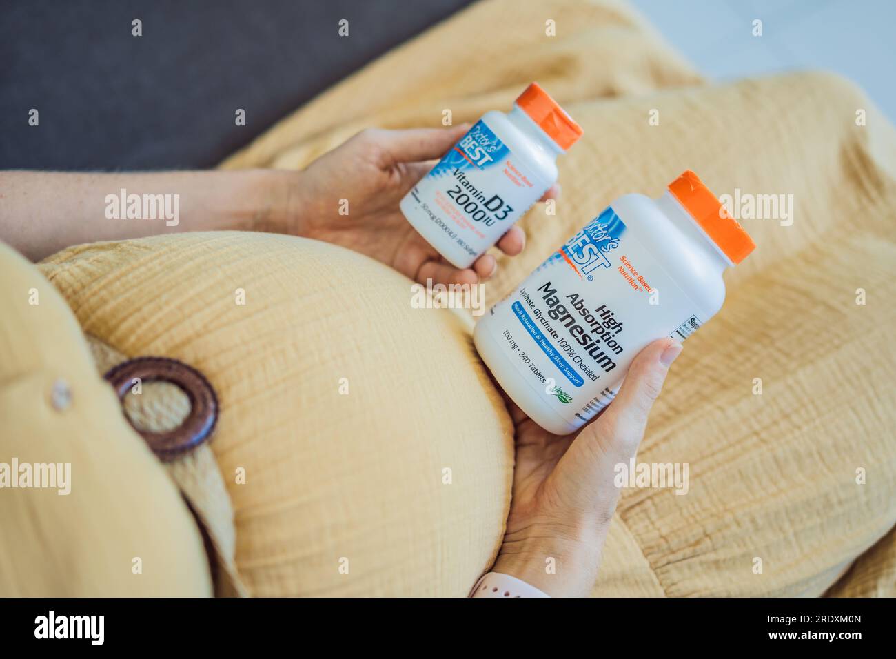 12.16.22, USA, Miami: Eine schwangere Frau erhielt ein iherb-Paket. Das beste hochabsorbierende Magnesium des Arztes und D3. Vitamine und Mineralien für eine gesunde Stockfoto