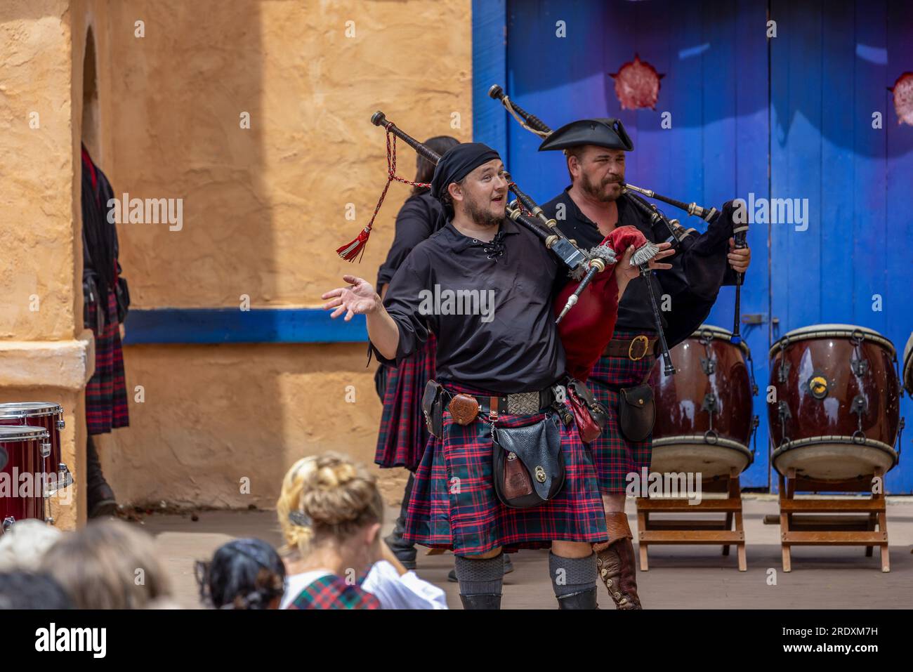 Larkspur, Colorado - 15. Juli 2023: Colorado Renaissance Festival. Moderne Stadt in der Nähe von Colorado Springs, die in ein Tudor-Dorf aus dem 16. Jahrhundert umgewandelt wurde Stockfoto