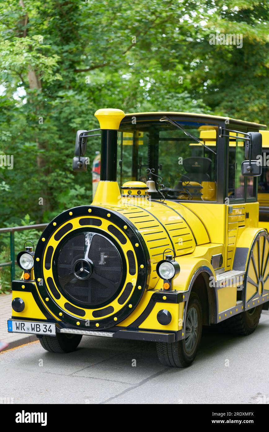 Die Wernigerode Bimmelbahn, ein beliebtes Transportmittel für Touristen zum Schloss Wernigerode Stockfoto