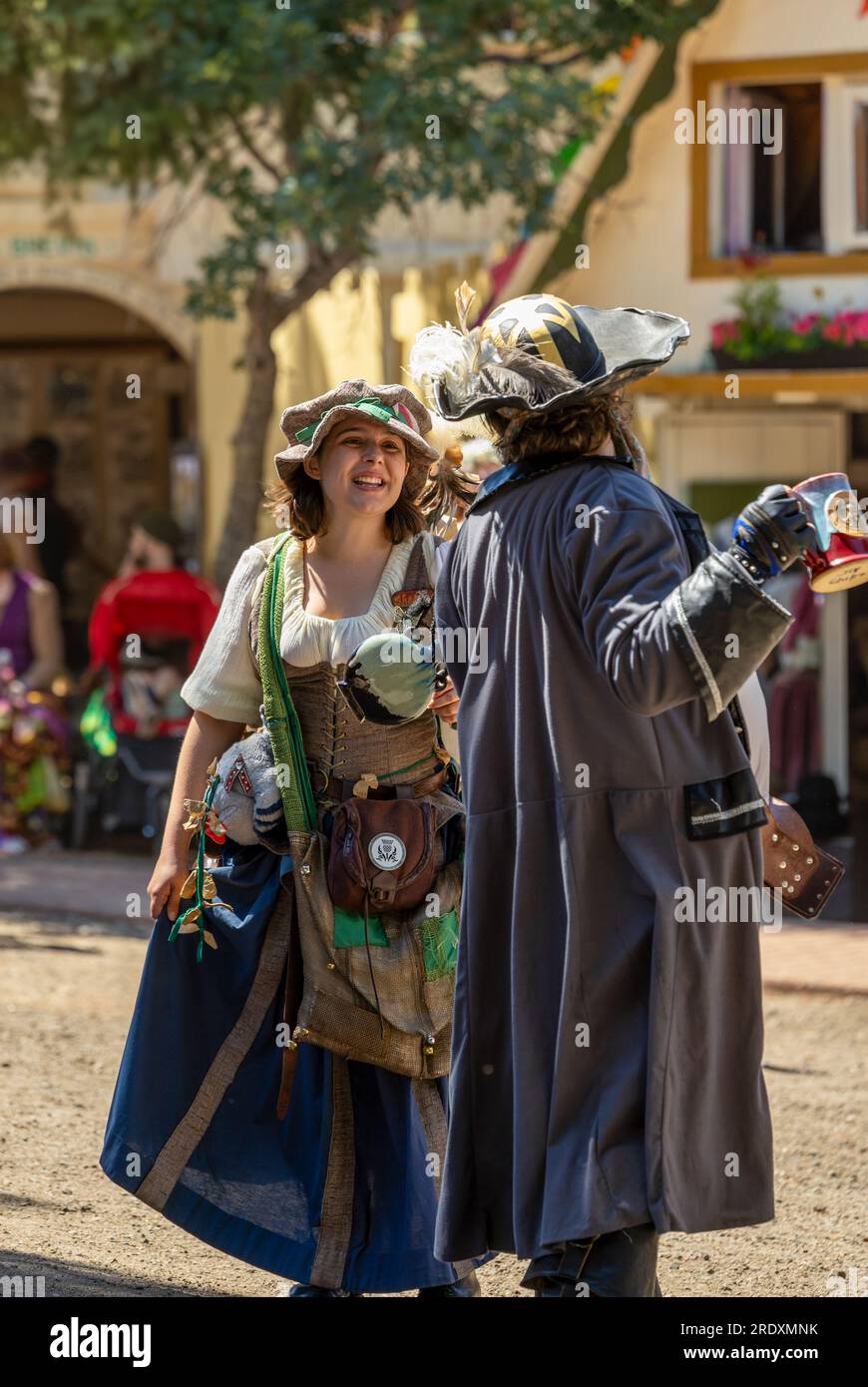 Larkspur, Colorado - 15. Juli 2023: Colorado Renaissance Festival. Moderne Stadt in der Nähe von Colorado Springs, die in ein Tudor-Dorf aus dem 16. Jahrhundert umgewandelt wurde Stockfoto