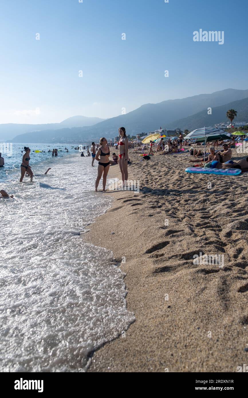 Alanya, Türkei, 02. 07. 2021. Die Leute Entspannen Sich Am Strand. Menschen im Meer schwimmen. Der beste Strand in der Türkei mit türkisfarbenem Wasser, Mittelmeer SE Stockfoto