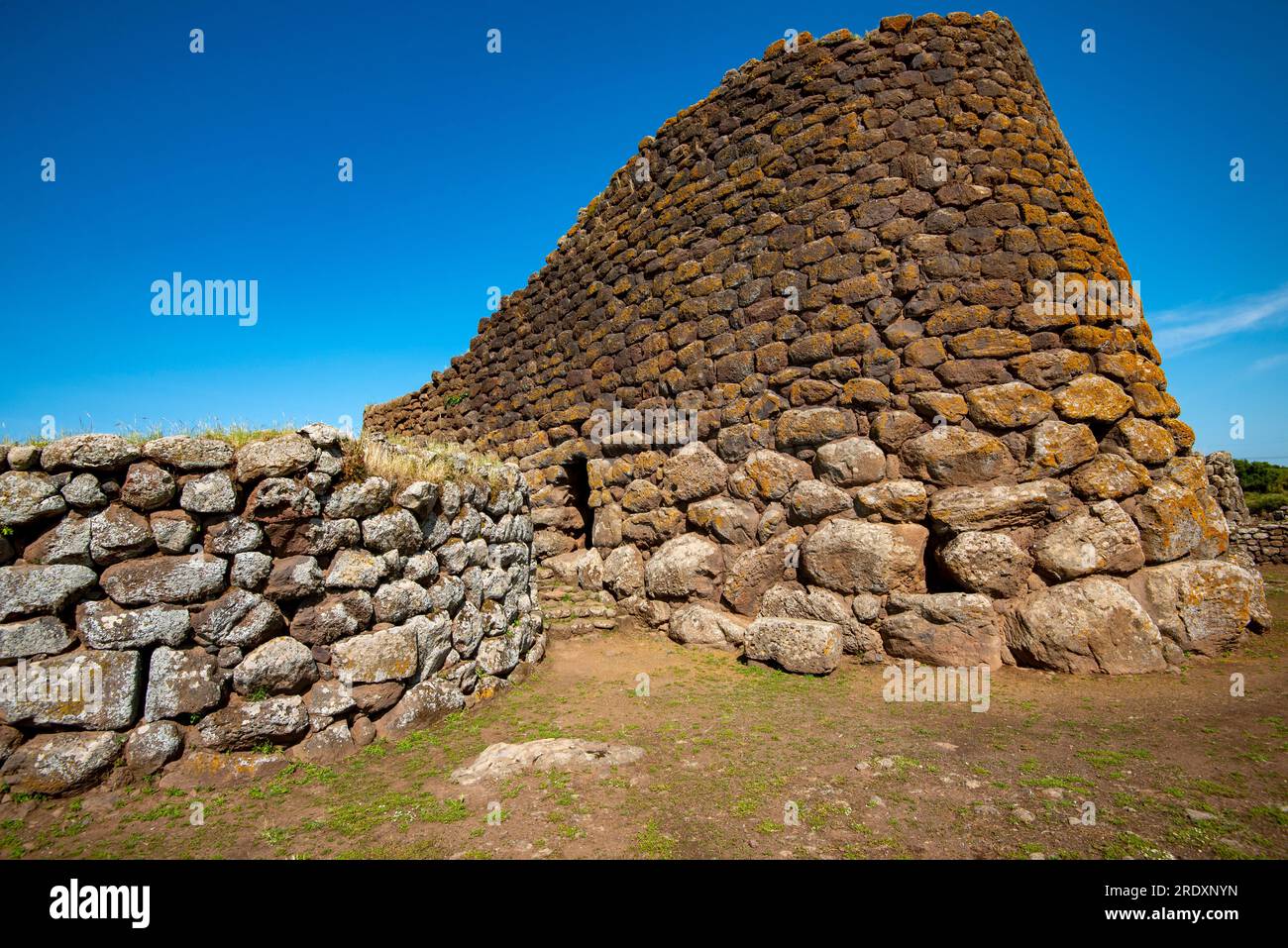 pr-historischer-nuraghe-turm-fotos-und-bildmaterial-in-hoher